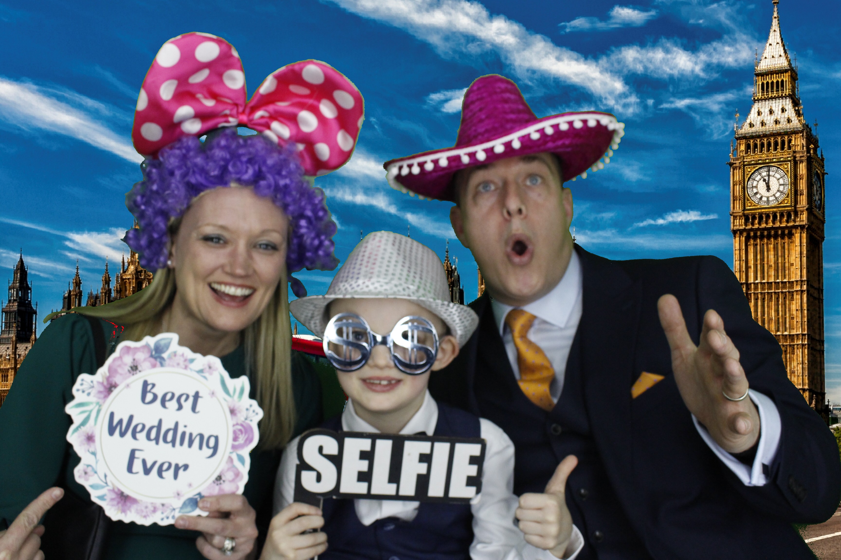Mr & Mrs Mills | View more photos from the event at gallery.myphotoboothexperience.co.uk/u/MyPhotoBoothExperienceLtd/Mr-Mrs-Mills